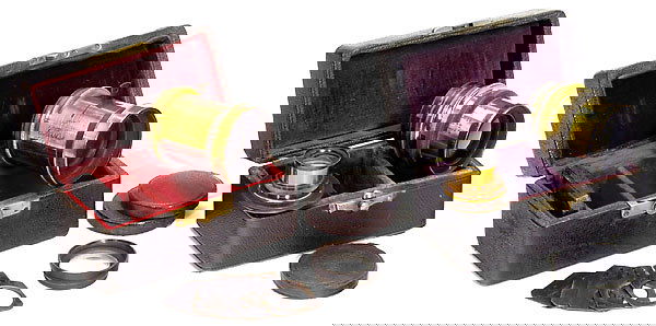 2 französische Messingobjektive - French Lenses: 1) Obj. Anastigmatique, Extra Rapide No. 2, Nr. 11002. Länge 5,3 cm. Mit Lederdeckel und Zusatzoptik im Lederbehälter. - Und: 2) C. Berthiot, Paris, No. 1, 19.529, Länge 5,8 cm, für Steckblende. M