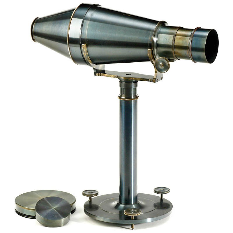 Voigtländer Metal Daguerreotype Camera (Replica): Voigtländer Metal Daguerreotype Camera (Replica) Replica from 1978, Limited Edition of only 100 cameras, no. 68/100, engraving: "Voigtländer & Sohn in Wien No 84". With original cassette (otherwise