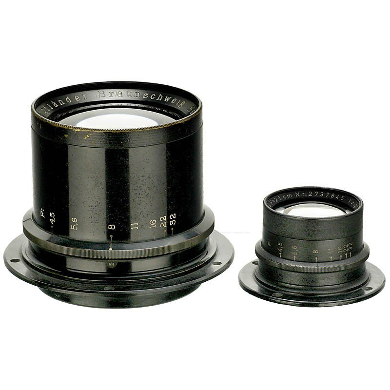 2 Heliar Lenses by Voigtländer: 2 Heliar Lenses by Voigtländer Voigtländer, Braunschweig. 1) Heliar 4,5/21 cm, 1946, no. 2737845, with connecting ring. - And: 2) Heliar 4,5/36 cm, c. 1934, no. 1035866, with connecting ring. 2 Voig