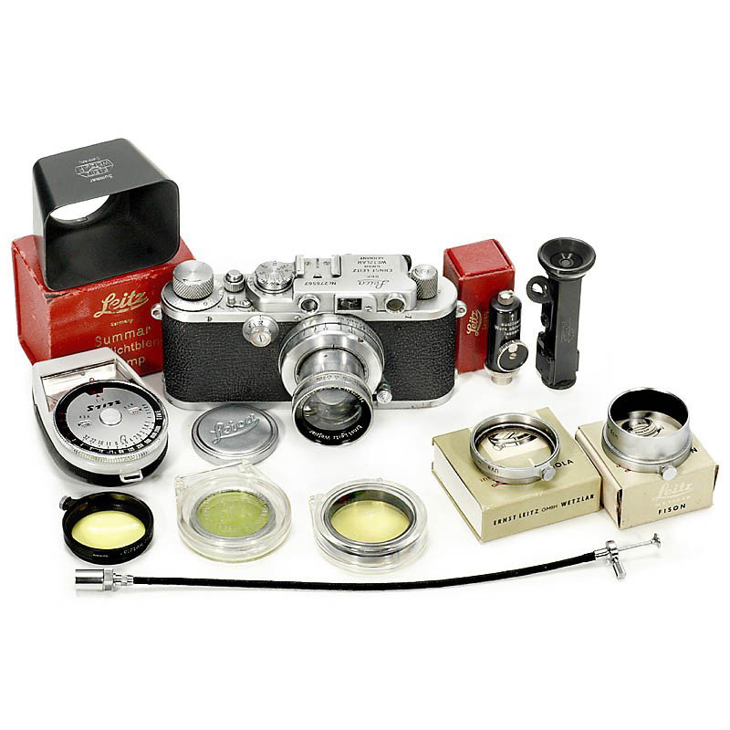 Leica IIIa with Accessories, 1938: Leica IIIa with Accessories, 1938 Leitz, Wetzlar. Leica IIIa, no. 276567, with Summitar 2/5 cm, no. 407184, long shutter speeds stuck. - Accessories: Summar lens hood SOOMP (with box), right-angle vie