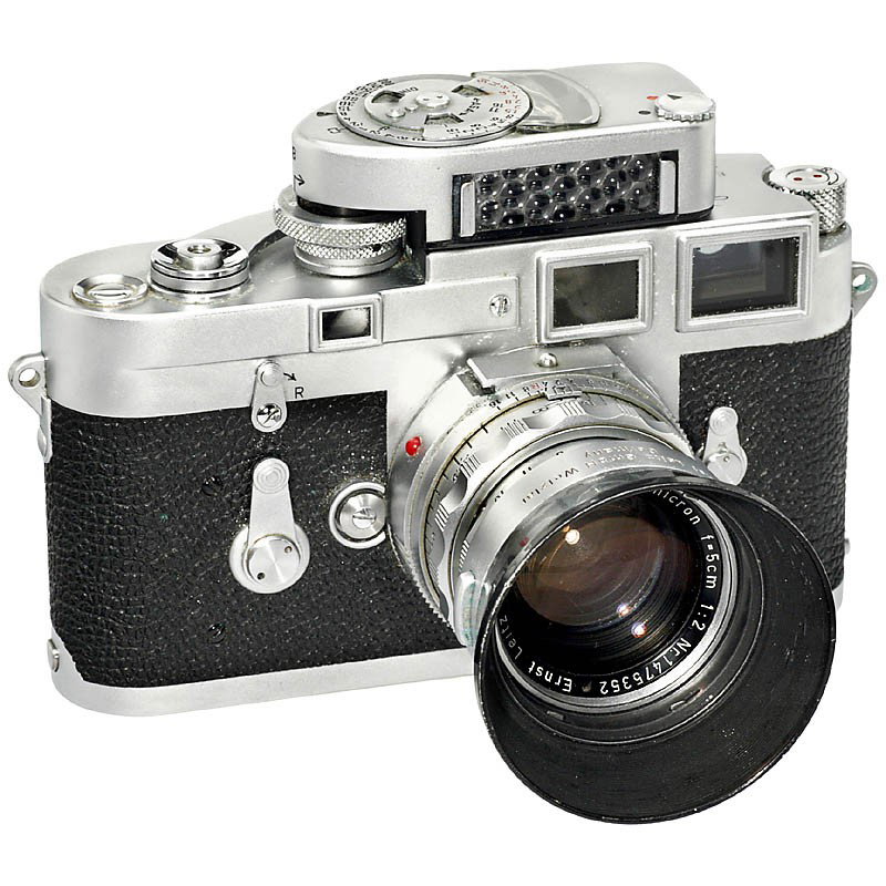 Leica M3, 1957: Leica M3, 1957 Leitz, Wetzlar. 1) Leica M3, no. M3-894697, chrome, double-stroke advance, user camera. (3-/2-3) - And: 2) Summicron 2/5 cm, no. 1475352, cleaning marks, with lens shade. (3-4/3-4) - Ad