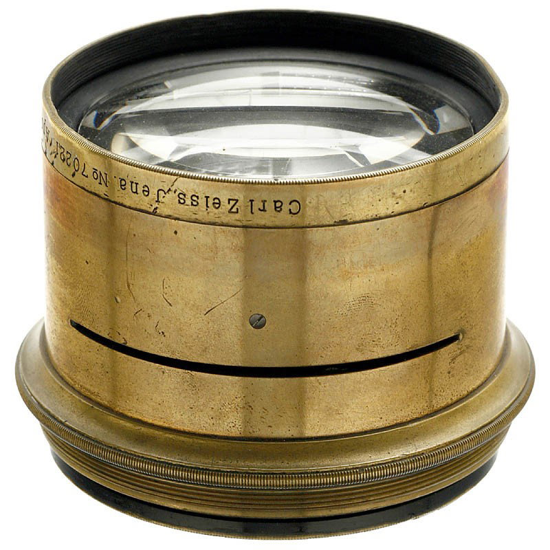 Apochromat Tessar 1:10 F = 640 mm, c. 1904: Apochromat Tessar 1:10 F = 640 mm, c. 1904 Carl Zeiss, Jena. Brass-bound lens for waterhouse stop, no. 70221, height: 2 3/4 in., Ø 3 1/6 in., front ring with mini dent, clean glass. Apochromat Tessar