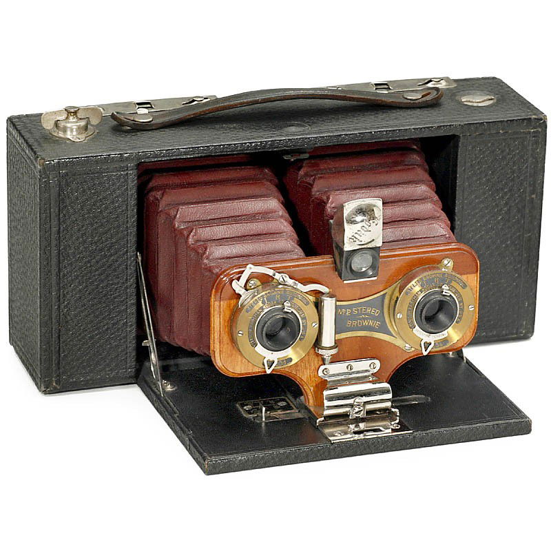 Stereo Brownie No. 2, 1905: Stereo Brownie No. 2, 1905 Eastman Kodak, USA. Film size: 10 cm wide rollfilm, image size: 8 x 6 cm, 2 x stereo lens f = 120 mm, shutter: Stereo Brownie Automatic, dark red bellows, wooden lens board.