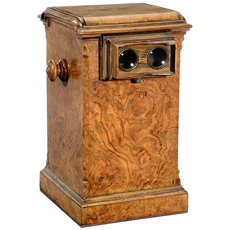 Table Stereo Viewer from Root Wood, c. 1890: Table Stereo Viewer from Root Wood, c. 1890 Unmarked, for stereo cards and slides 9 x 18 cm, with 44 stereo cards (uneven), mirror missing, height: 17 in., viewer needs repair (worthwile). - Very attr