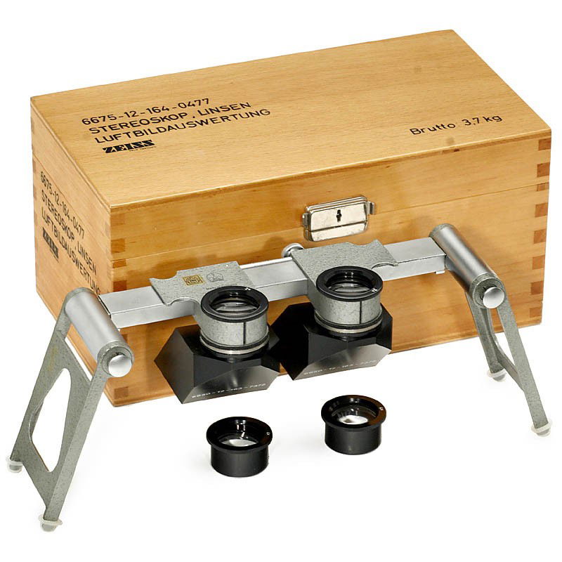 Zeiss Stereoskop, c. 1960: Zeiss Stereoskop, c. 1960 Zeiss, Oberkochen. "Zeiss Aerotopo", complete with 2 x magnifier 2x and 2 x magnifier 4x. Excellent condition! Zeiss Stereoskop, um 1960 Zeiss, Oberkochen. "Zeiss Aerotopo",