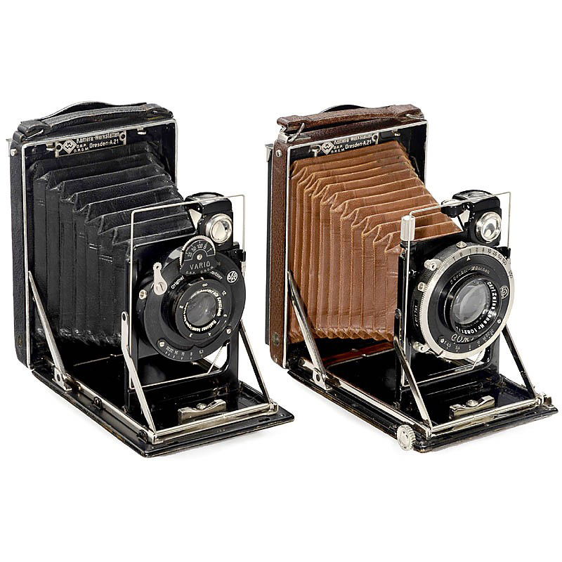 K.W. Patent-Etui "Deluxe", c. 1920: K.W. Patent-Etui "Deluxe", c. 1920 Kamera-Werkstätten, Dresden. 1) Patent-Etui "Deluxe", 6,5 x 9 cm, Tessar 4,5/12 cm. no. 1082110, Compur, brown leather covering and bellows, with brown magazine bac