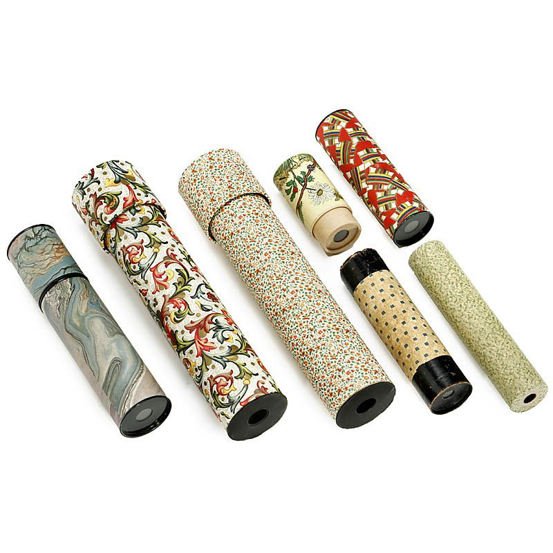 7 Kaleidoscopes: 7 Kaleidoscopes Unmarked, with paper-covered tubes. Length approx. 3,5-11,5 in. In good condition with fine pictures. 7 Kaleidoskope Ein schönes Lot von papierbezogenen Kaleidoskopen in verschiedenen