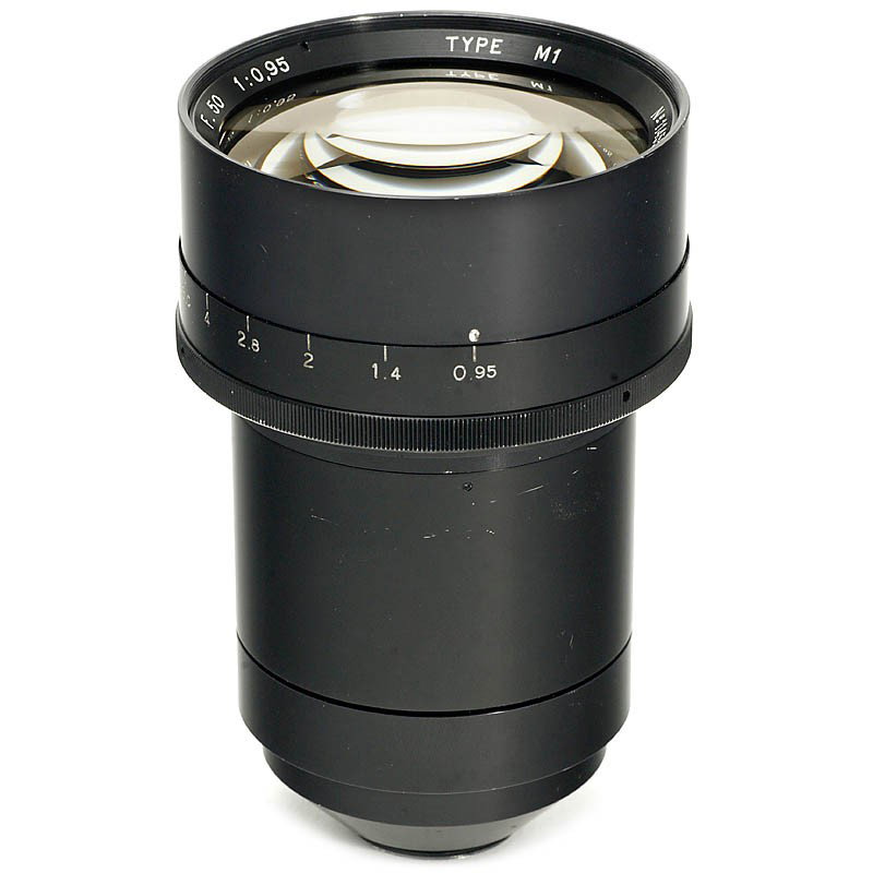 Angénieux 0,95/50 mm, Type M1, 1963: Angénieux 0,95/50 mm, Type M1, 1963 Extremely fast and very unusual lens, no. 1145595, C-mount. - N.A.S.A. used the "M1" lens for the first high-resolution photographs of the moon by "Ranger 7" at th