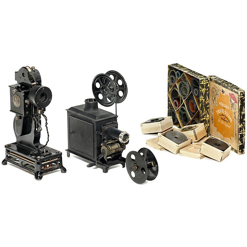 Lot Amateur Movie Accessories: Lot Amateur Movie Accessories 1) Small table kinematograph, c. 1920, for 35mm film, 25m spool size. - Add-on: Box with films. - And: 2) Pathé Baby projector for 9,5mm film. - Add-on: 1 movie camera 8