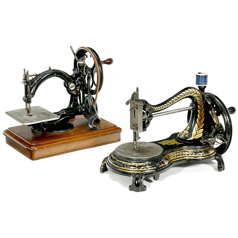 2 Vintage Sewing Machines: 2 Vintage Sewing Machines Jones, England, and Willcox & Gibbs, USA. 2 Haushaltsnähmaschinen mit Handkurbel 1) "Jones", England, um 1885, komplett mit Schiffchen, Spuler und Nadel. - Und: 2) "Willcox 