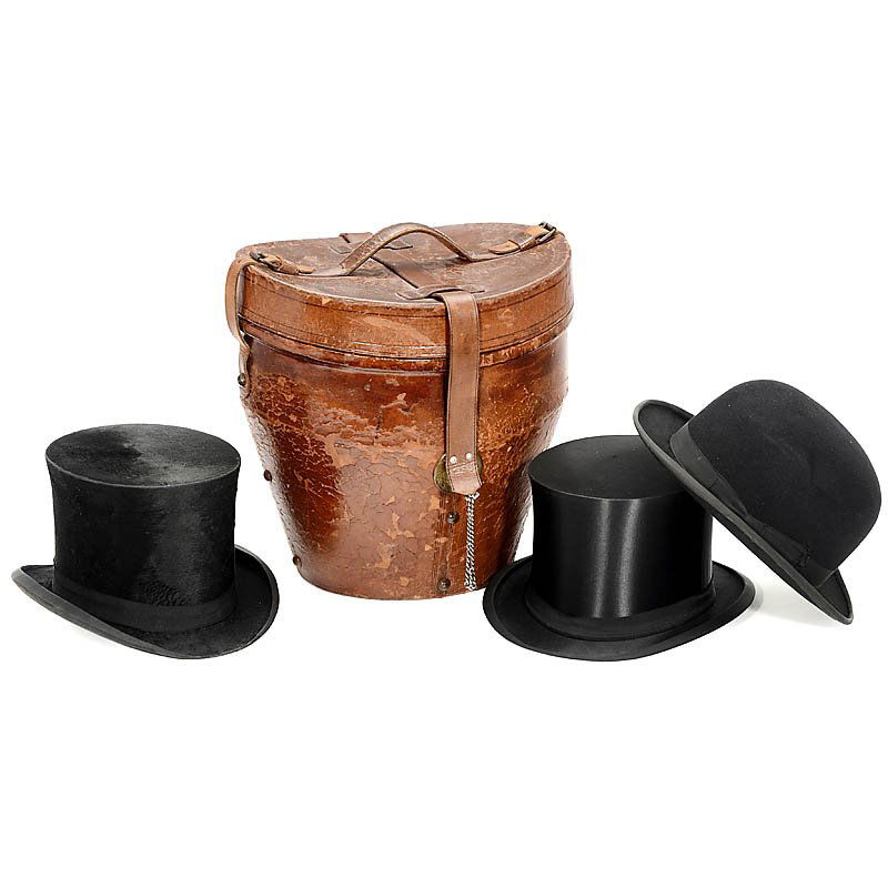 Hatbox with 3 Hats, c. 1880: Hatbox with 3 Hats, c. 1880 Leather, with lock and key, 3 subdivisions, with cylinder (velvet), chapeau claque and English bowler by "Dunn". Hutschachtel mit 3 Hüten, um 1880Leder, mit Schloß und Sc