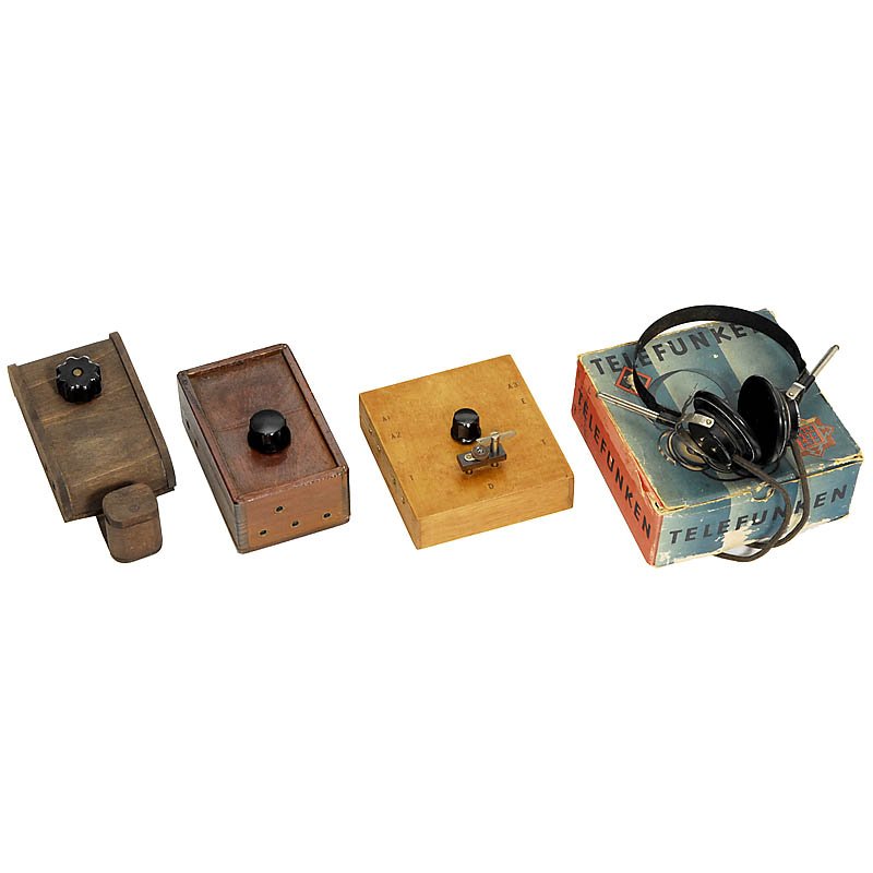 2 Rare Blaupunkt Detector Receivers, 1945-46: 2 Rare Blaupunkt Detector Receivers, 1945-46 1) Detector, 1945. - 2) Wall detector, 1945. - And: Headphone Telefunken EH 333, with original box, 1925. - Rare detectors! - Add-on: 3) Seibt detector, 19