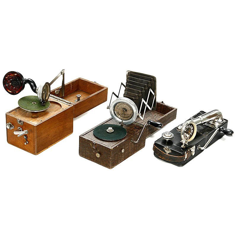 3 Small Portable Gramophones, c. 1925: 3 Small Portable Gramophones, c. 1925 1) "Triumphone", France, with bellows horn, original soundbox, working. - 2) German, unmarked, celluloid horn, clockwork working but turntable stuck - And: 3) "Co