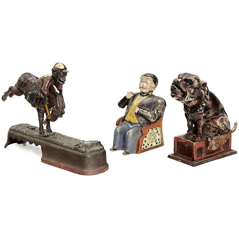 3 Mechanical Banks: 3 Mechanical Banks Cast-iron American toy banks. 1) Tammany Bank, original. - 2) Bull Dog Bank, replica. - And: 3) "I always did Spise a Mule", replica. 3 mechanische SpardosenGußeiserne amerikanisch