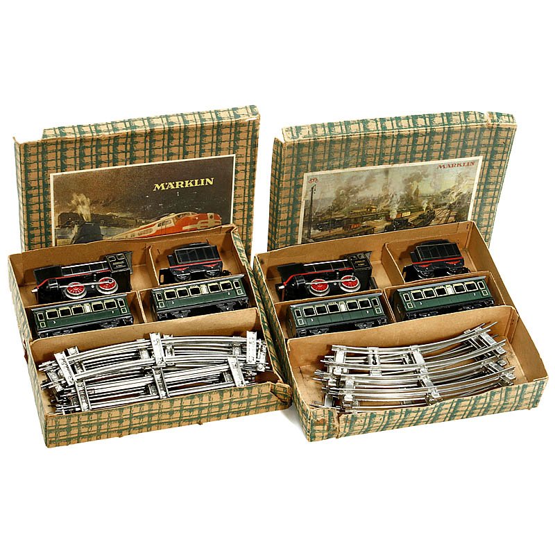 2 Starter Sets by "Märklin" Gauge 0: 2 Starter Sets by "Märklin" Gauge 0 Each with 1 steam locomotive R880 (clockwork), 2 passenger cars 17230 and a set of tracks, with 1 key, working. 2 Grundpackungen "Märklin" Spur 0 Jeweils mit 1 Da