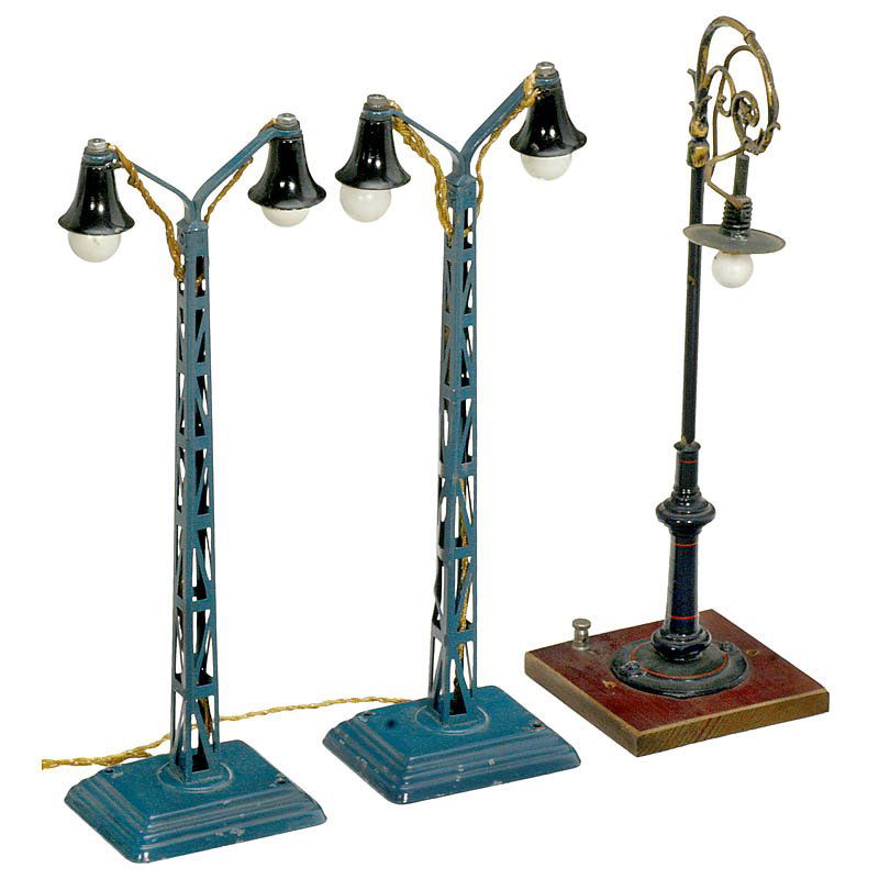 3 Lamps, Matching for Gauge 0 and I, c. 1930: 3 Lamps, Matching for Gauge 0 and I, c. 1930 2 arc lamps "Märklin" no. 13452/2, 1 x arc lamp, probably "Bing". 3 Lampen, passend für Spur 0 und I, um 1930 2 x Bogenlampe "Märklin" Nr. 13452/2, 1 x