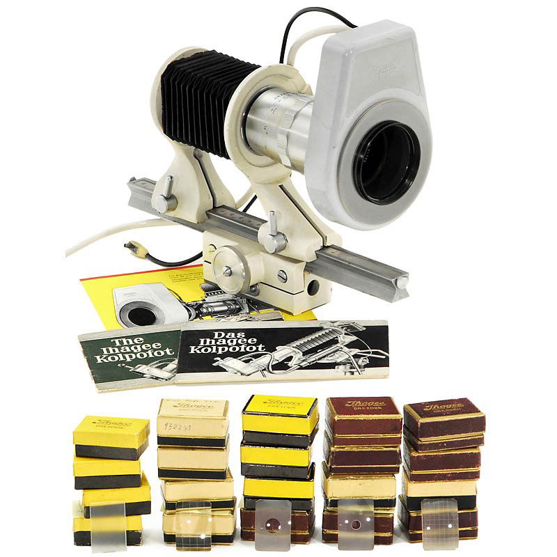 Exakta Kolpofot, Magnifiers/Screens, Books: Exakta Kolpofot, Magnifiers/Screens, Books Ihagee, Dresden. 1) Kolpofot, consisting of bellows, Jena S 4/135 lens and central flash RB2 (untested), with 3 manuals. - 2) Outstanding collection of 20 fo