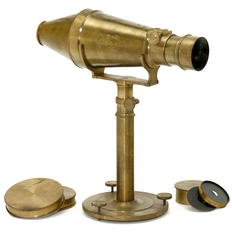 Voigtländer All-Metal Daguerreotype Camera (Replic: Voigtländer All-Metal Daguerreotype Camera (Replica), 1956 Voigtländer, Braunschweig. Engraving: "Voigtländer & Sohn in Wien, No. 84". With stand and original cassette (mostly missing). - The origi