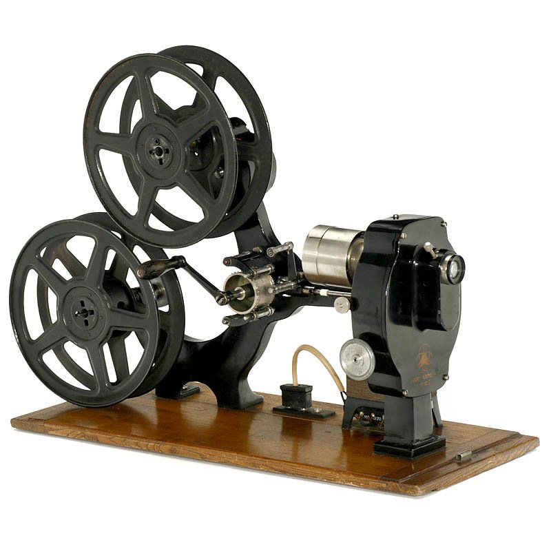 Kinox I Projector, c. 1921: Kinox I Projector, c. 1921 Krupp-Ernemann, Dresden. 35mm desk top movie projector on 120m spools (included), handcrank drive, lens: Ernemann 1:3,5/60 mm, original transport box and instruction manual