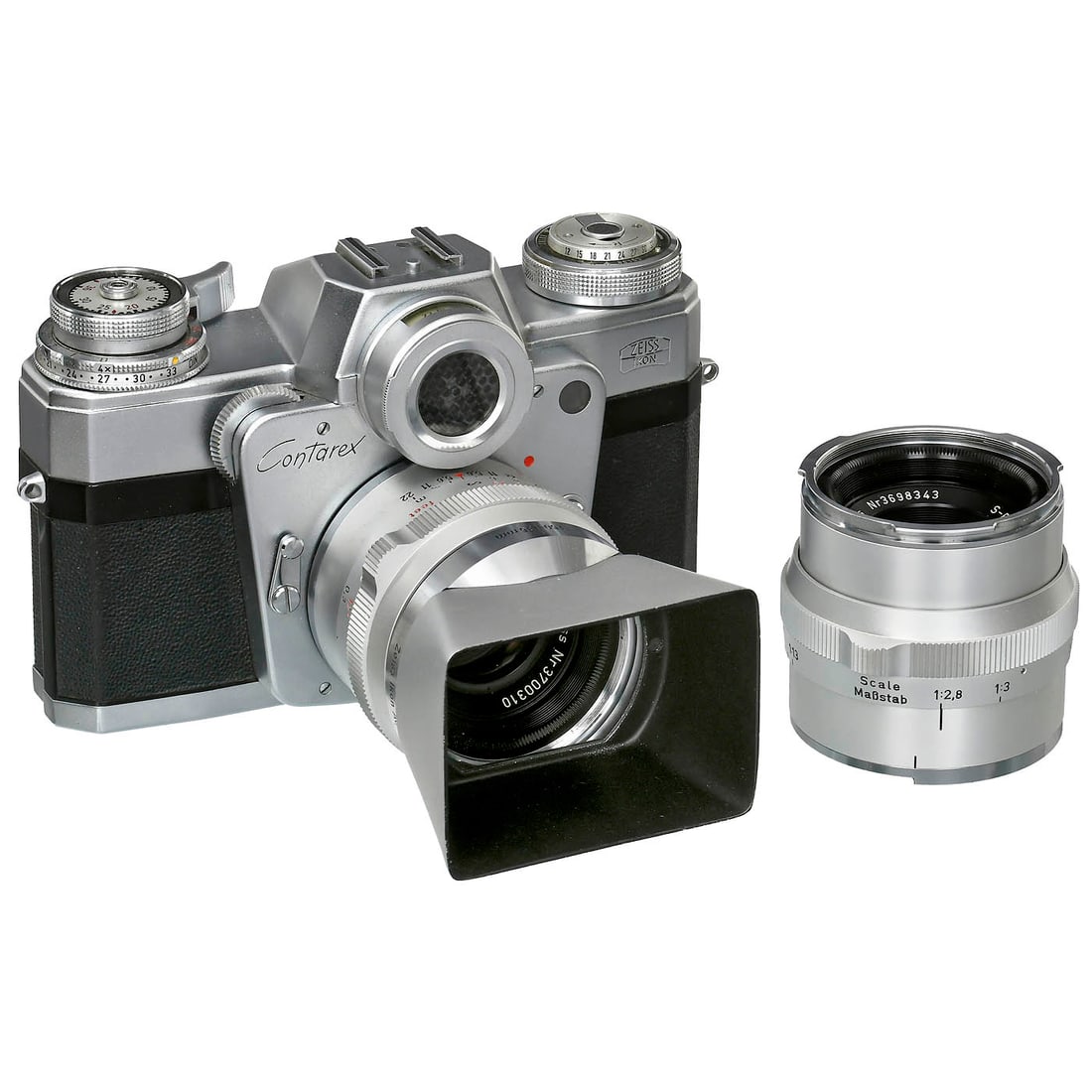 Contarex Outfit: Contarex Outfit Zeiss Ikon, Stuttgart. 1) Contarex Bullseye, first version no. T 86468, Planar 2/50 mm no. 3700310, with cap, sunshade and body cap, exposure meter working (inside with removable light