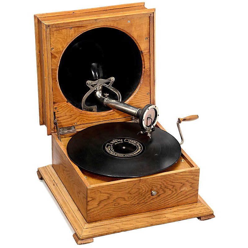 Table Gramophone "Pathé": Table Gramophone "Pathé" For vertical cut records, reversible horn, "Pathé" soundbox, working, with 1 disc. Tischgrammophon "Pathé" Für Tiefenschrift-Schallplatten, rückwärtsgerichteter Trichter