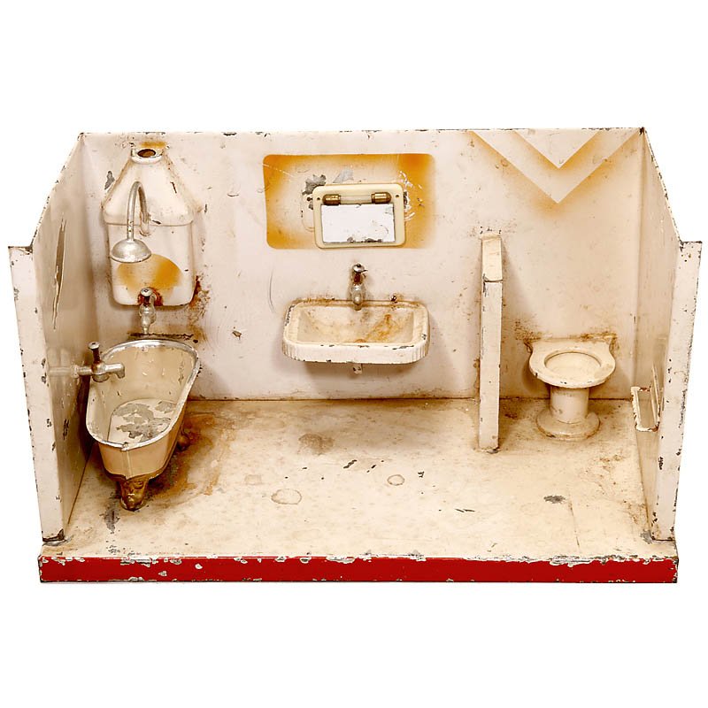 Tin Toy Bathroom, c. 1935: Tin Toy Bathroom, c. 1935 Unmarked, hand-painted tin, with 3 water containers and 3 taps, size 11 3/4 x 6 1/4 x 6 3/4 in. Spielzeug-Badezimmer, um 1935 Unbezeichnet, handbemaltes Blech, mit 3 Wasserbe
