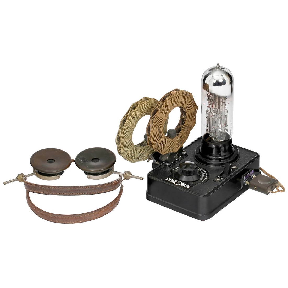 Loewe Model OE 333 Replica Radio: Loewe Model OE 333 Replica Radio Bakelite case, 3NF tube (filament intact), with plug-in coils and battery cables, good condition. - In addition: Telefunken EH333 headphone, 4000 ohms. Ortsempfän