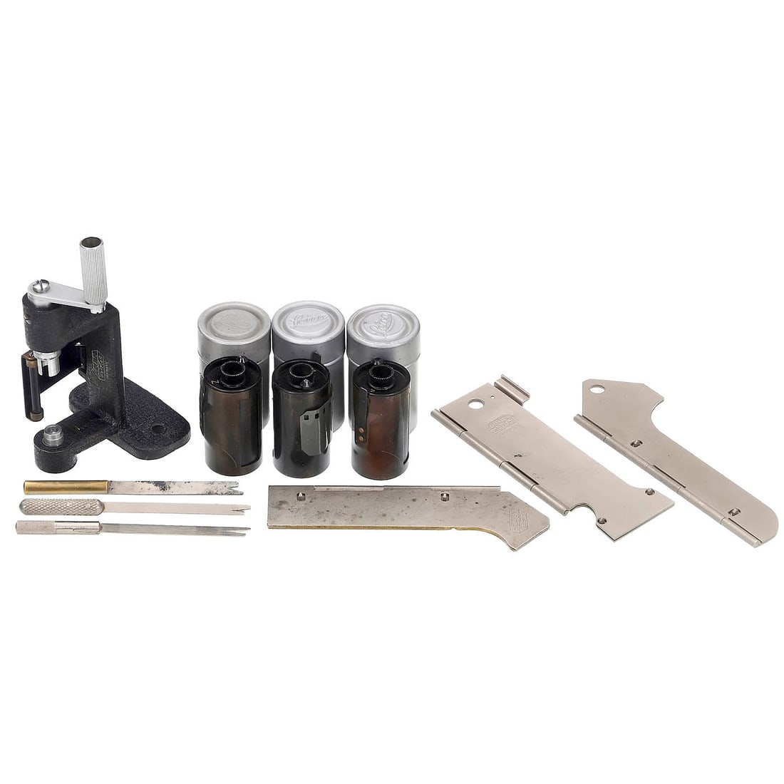 Leica Film Equipment: Leica Film Equipment Leitz, Wetzlar. 1) AFLOO film winder, latest version. Rare! – 2) ABLON film-cutting template, early version, nickel. – 3) ABLON template, later version, nickel. Still 