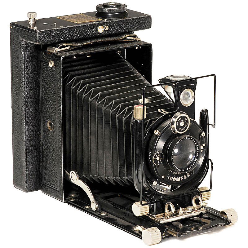 Voigtländer Bergheil, c. 1928: Voigtländer Bergheil, c. 1928 Voigtländer, Braunschweig. No. 57976, size 9 x 12 cm, with Heliar 4,5/13,5 cm in Compur (shutter speeds uneven), focusing screen back. - With focal plane shutter back b