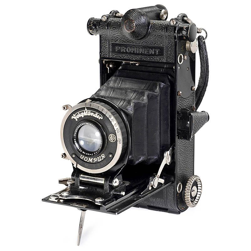 Prominent 6 x 9, 1932: Prominent 6 x 9, 1932 Voigtländer, Braunschweig. No. D965022. High-quality rollfilm camera for 6 x 9 cm and 4,5 x 6 cm, reducing masks inside! Heliar 4,5/10,5 cm in Compur shutter, focusing scale met