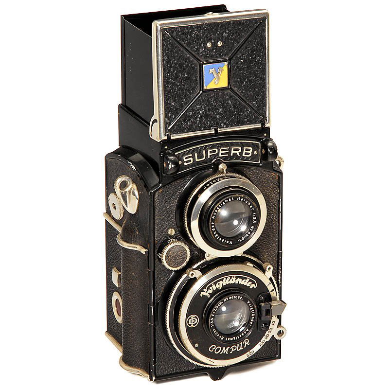 Voigtländer Superb, 1933: Voigtländer Superb, 1933 Voigtländer, Braunschweig. No. E231232, 6 x 6 TLR camera, early version, Skopar 3,5/7,5 cm, Compur, focusing screen with crack. Voigtländer Superb, 1933 Voigtländer, Braun