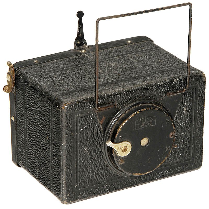Erni (27/3) by Zeiss Ikon, 1926: Erni (27/3) by Zeiss Ikon, 1926 Zeiss Ikon. Size 4,5 x 6 cm, for plates, shutter M + B, focusing screen back. Very rare and early Zeiss camera! Erni (27/3) von Zeiss Ikon, 1926 Zeiss Ikon. Format 4,5