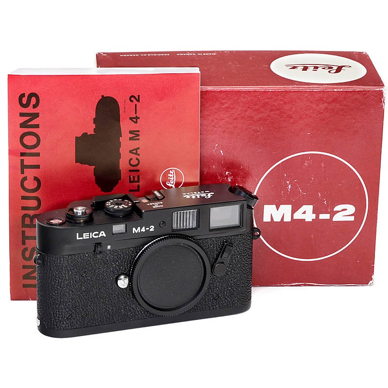 Leica M4-2 (Like New): Leica M4-2 (Like New) Leitz, Canada. No. 1468821, black. Engravings: "Leitz" and "Canada" on top. With body cap, box, instruction manual and strap. - Like new! Leica M4-2 (neuwertig) Leitz, Canada. Nr