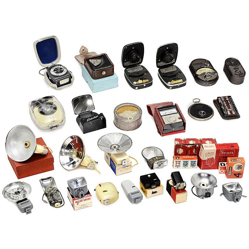Lot Exposure Meters and Flash Units: Lot Exposure Meters and Flash Units 1) 11 exposure meters, e.g. Ikonta and Zeiss Ikon Helios (brown bakelite), and rare Gossen Labolux attachment. Some with case or box, untested. - And: 2) 12 flash u