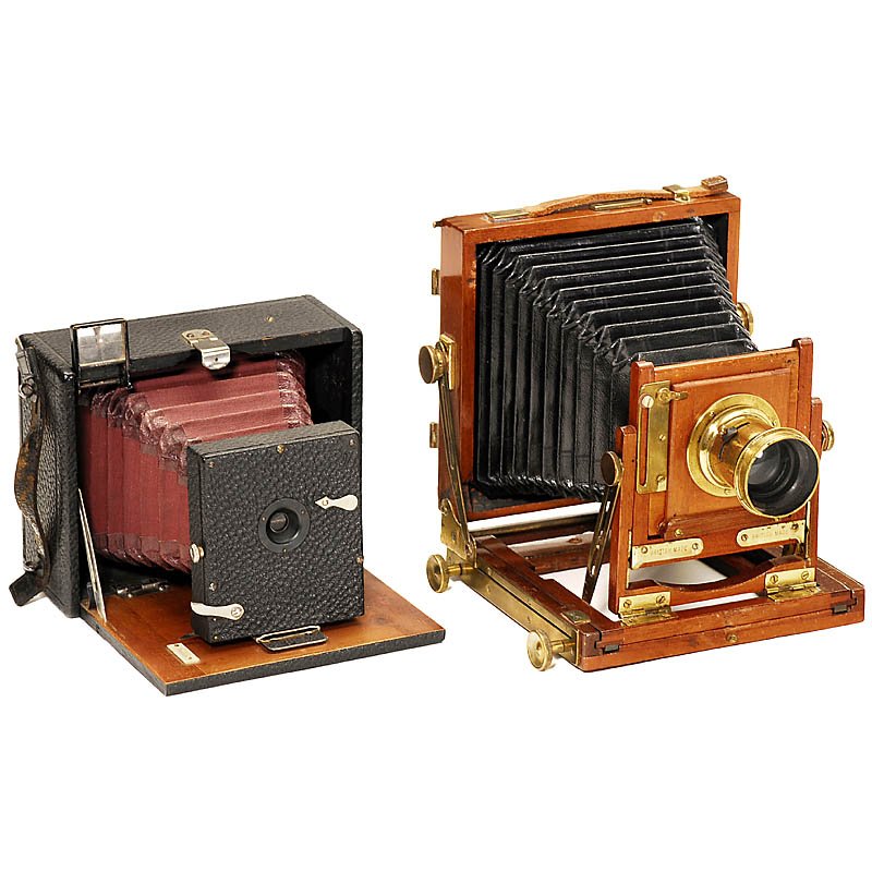 2 Nice Field Cameras: 2 Nice Field Cameras 1) Single-extension folding-bed plate camera 9 x 12 cm, unmarked, presumably Hüttig, c. 1890, dark-red bellows, shutter M + Z, slide diaphragm, focusing screen back. (2-3/2-) - A