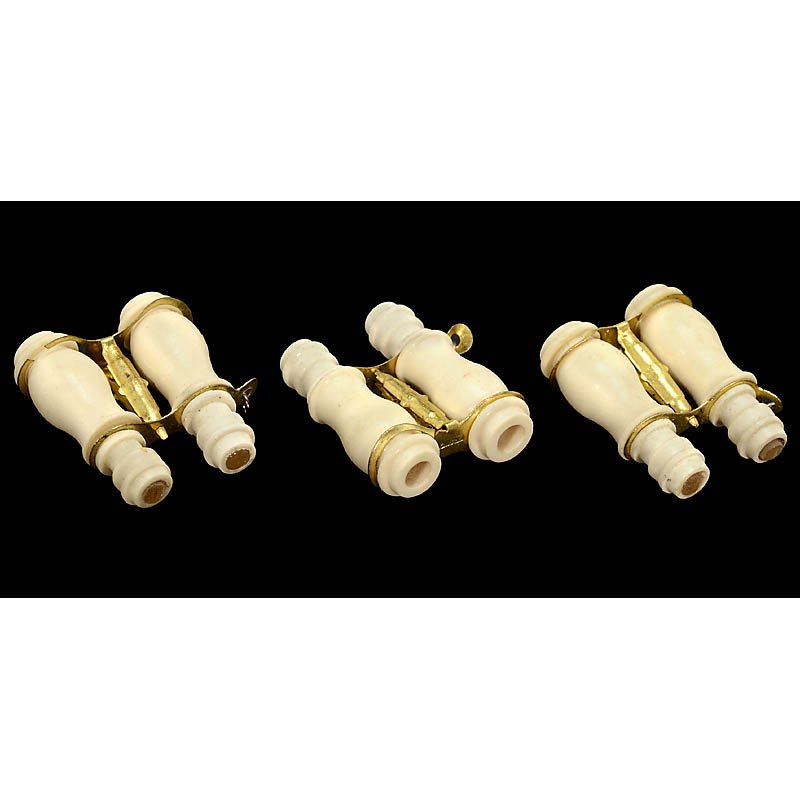 3 Stanhopes in the Form of Opera Glasses: 3 Stanhopes in the Form of Opera Glasses Motif: "Mont Saint Michel, France". Height: each 3/4 in. 3 Stanhope-Betrachter: "Ferngläser" Gesuchte Stanhopes in der Form von Ferngläsern, Motiv: "Mont Sai