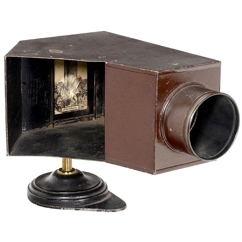Postcard Projector, c. 1890: Postcard Projector, c. 1890 Unmarked, presumably Germany, for postcards sized 2 3/4 x 4 in., lacquered tin, height 8 1/4 in. Postkartenprojektor, um 1890 Unbezeichnet, vermutlich Deutschland, für Bil