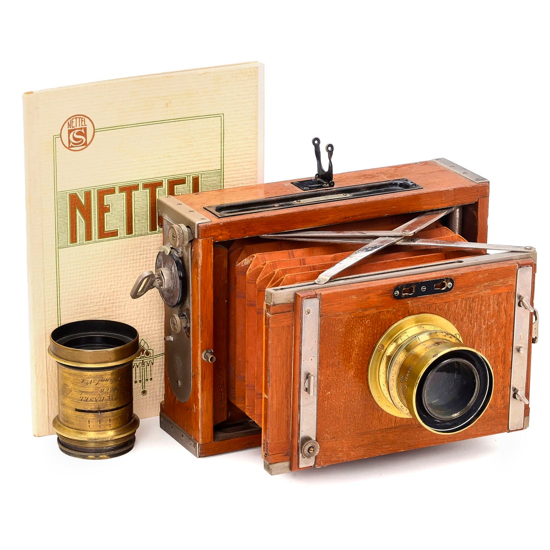 Tropical Deckrullo Nettel with 2 Lenses and Catalog from 1912: Tropical Deckrullo Nettel with 2 Lenses and Catalog from 1912 Contessa Nettel, Sontheim. 1) Tropical Deckrullo-Nettel for 10 x 15 cm, teak with nickel-plated fittings, brown bellows, non-functional cl