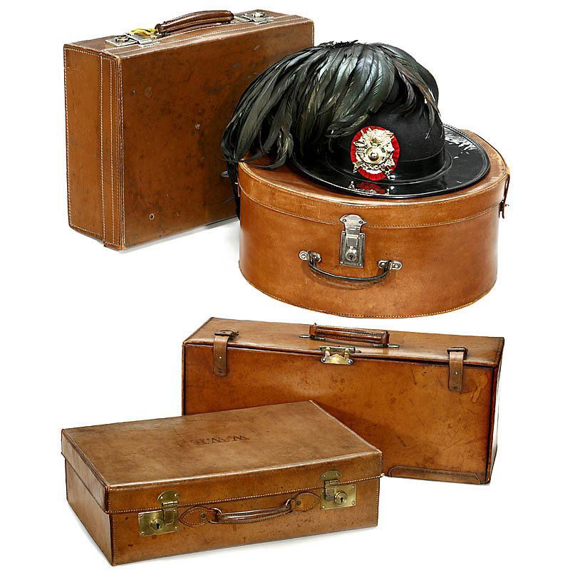 Vintage English Automobile Leather Suitcase Set, c. 192: Vintage English Automobile Leather Suitcase Set, c. 1920 Between 16 ½ and 27 1/5 in. wide. Perfect to fit classic cars. – Add-on: 1 postillion hat. 4 englische Leder-Autokoffer, um 1920 Zwischen 42