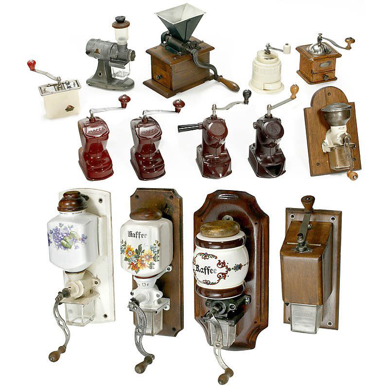 14 Coffee or Mocha Mills: 14 Coffee or Mocha Mills Ceramic, bakelite or metal, including 1 electric-driven model. 14 Kaffee- und Mokkamühlen Aus Keramik, Bakelit und Metall, dabei 1 elektrisches Modell.