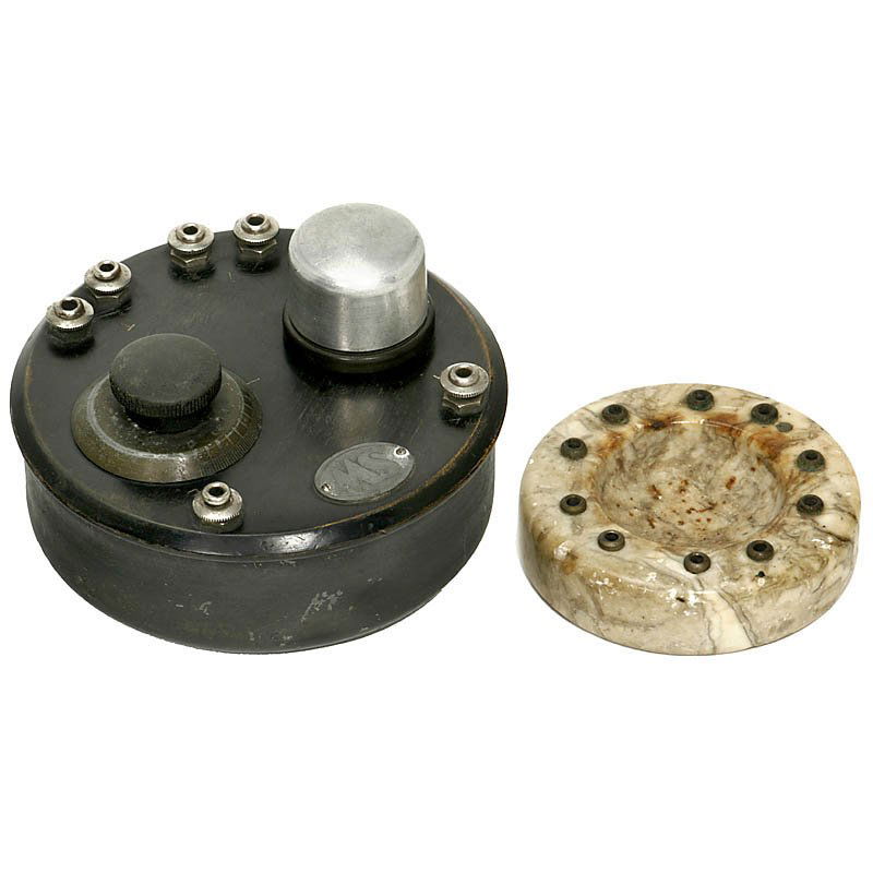 Detector Receiver "Sachsenwerk", 1927: Detector Receiver "Sachsenwerk", 1927 Sachsenwerk, Niedersedlitz. Type RDE, sliding coil, original crystal. – Add-on: Headphone switch, marble, for 5 headphones. Detektor-Empfänger "Sachsenwerk", 1