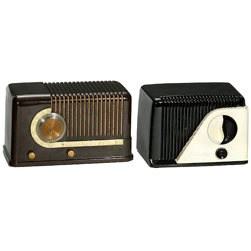 2 American "Silvertone" Radio Receivers, c. 1940: 2 American "Silvertone" Radio Receivers, c. 1940 By "Sears, Roebuck & Co., Chicago". 1) Model 9000, 5 tubes, MF, 117 V, case repainted. – And: 2) Model 7024, 5 tubes, 117 V, MF. 2 amerikanische Radi