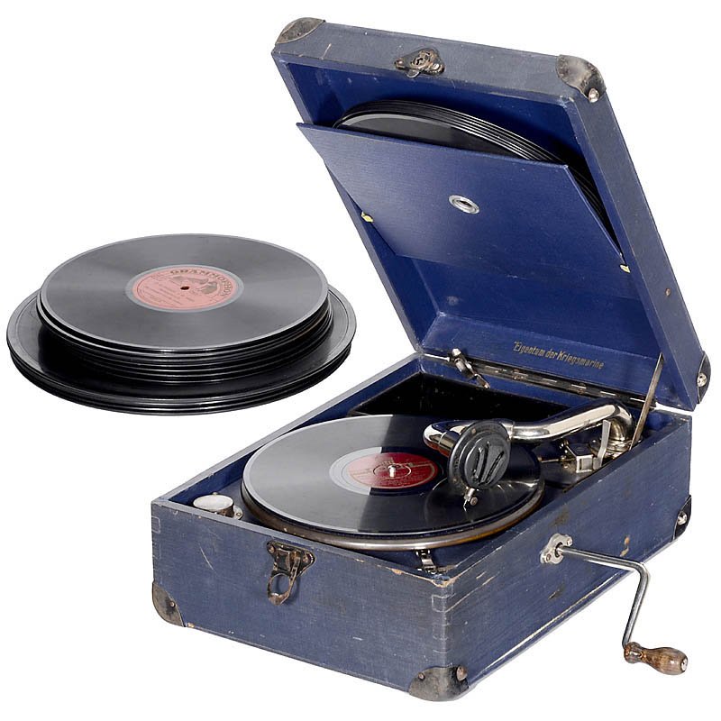 Portable Gramophone "Property of the Navy": Portable Gramophone "Property of the Navy" Manufacturer probably Telefunken, lid with writing "Eigentum der Kriegsmarine" (Propertys of the Navy), "Thorens" soundbox, working, with approx. 20 discs. K