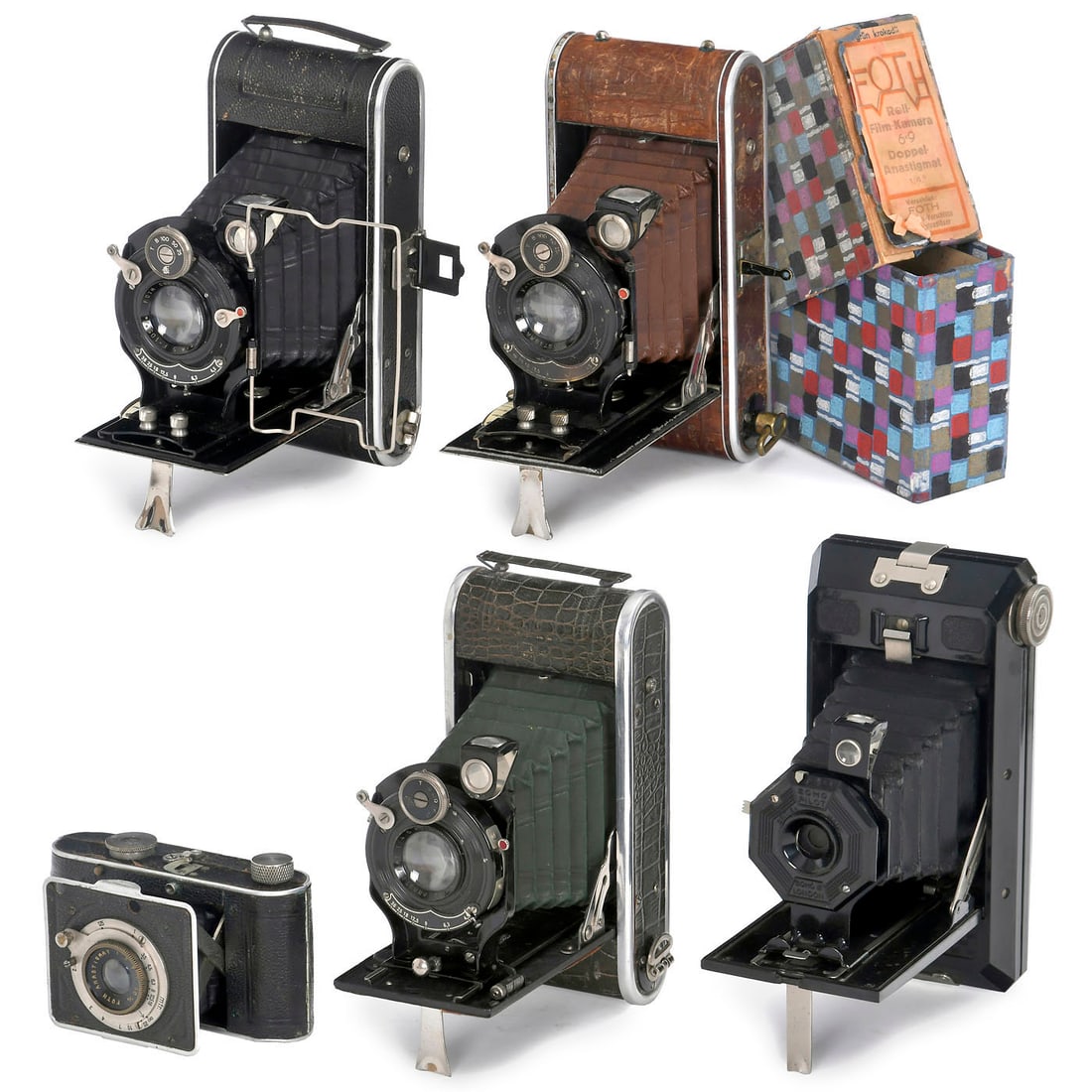 Small Foth Collection: Small Foth Collection Foth, Berlin. All cameras for rollfilm. 1) Highly decorative original box with gold trim and label: Foth rollfilm camera 6 x 9 cm "Green Crocodile." Green bellows, dark green