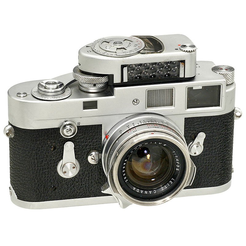 Leica M2 with Summilux 1,4/35 mm, 1958: Leica M2 with Summilux 1,4/35 mm, 1958 1) Leitz, Wetzlar. Leica M2, no. M2-947911, chrome. self-timer, rewind knob. (3/2-) – And: 2) Leitz, Canada. Summilux 1,4/35 mm, no. 2060986, damp between lens
