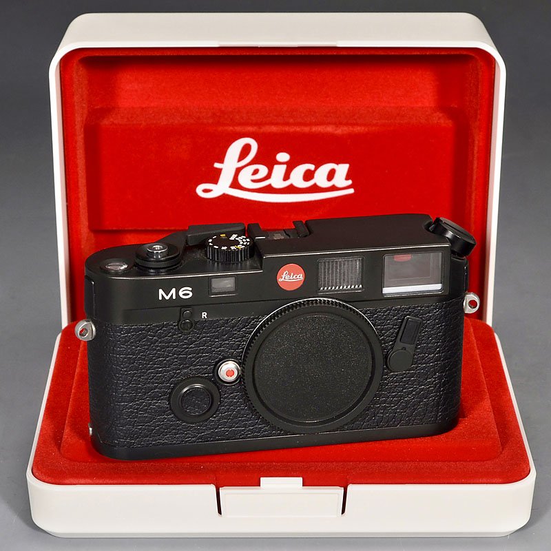 Leica M6, 1988: Leica M6, 1988 Leica, Solms. No. 1743954, black, M6 engraving and round Leica logo, near-mint condition. Complete with body cap, paperwork, inner and outer boxes. Leica M6, 1988 Leica, Solms. Nr. 1743