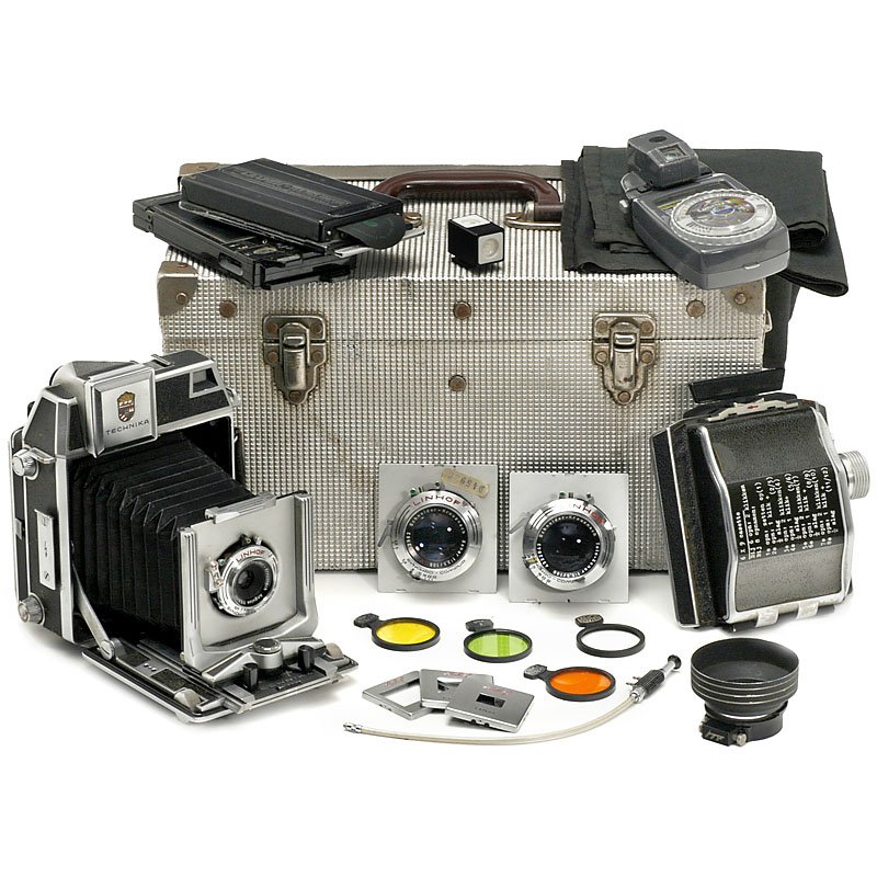 Linhof Super Technika 6 x 9 Outfit, 1951: Linhof Super Technika 6 x 9 Outfit, 1951 Linhof, Munich. Size 6 x 9 cm, first model with built-in rangefinder on top. Outfit: 1) Linhof Super Technika 6 x 9, no. 80056. – 2) Angulon 6,8/65 mm in Syn