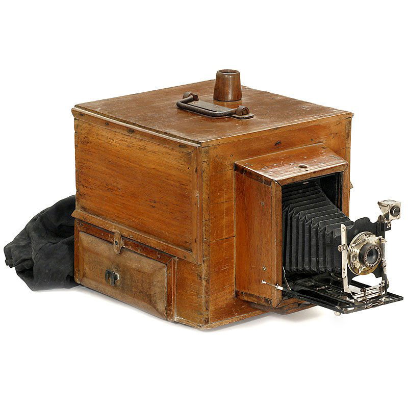 Large Street Camera, c. 1920: Large Street Camera, c. 1920 Unmarked, for plates with size 3 ½ x 4 ¾ in., lens "Periscopique", shutter I. + P., with 2 developing tanks inside, size of the wooden box: 14 x 11 x 11 ¾ in. Große St