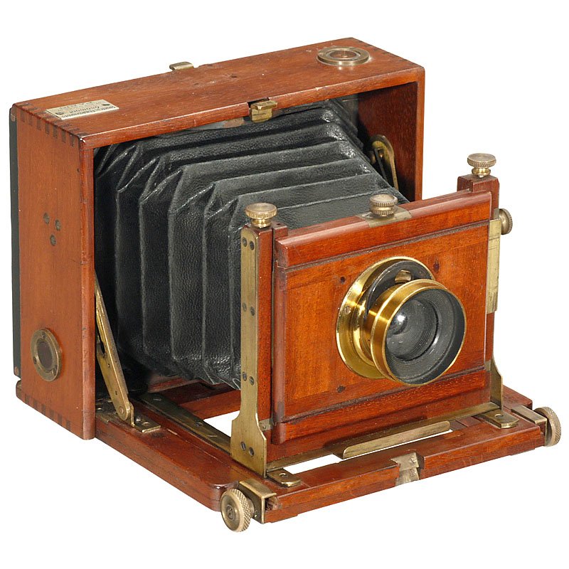 Folding Plate Camera by Gaumont, c. 1890: Folding Plate Camera by Gaumont, c. 1890 Gaumont, Paris. Plate size approx. 8,5 x 11,5 cm, polished wood with brass fittings, black leather bellows, unmarked brass-bound lens with rotating stop, woode