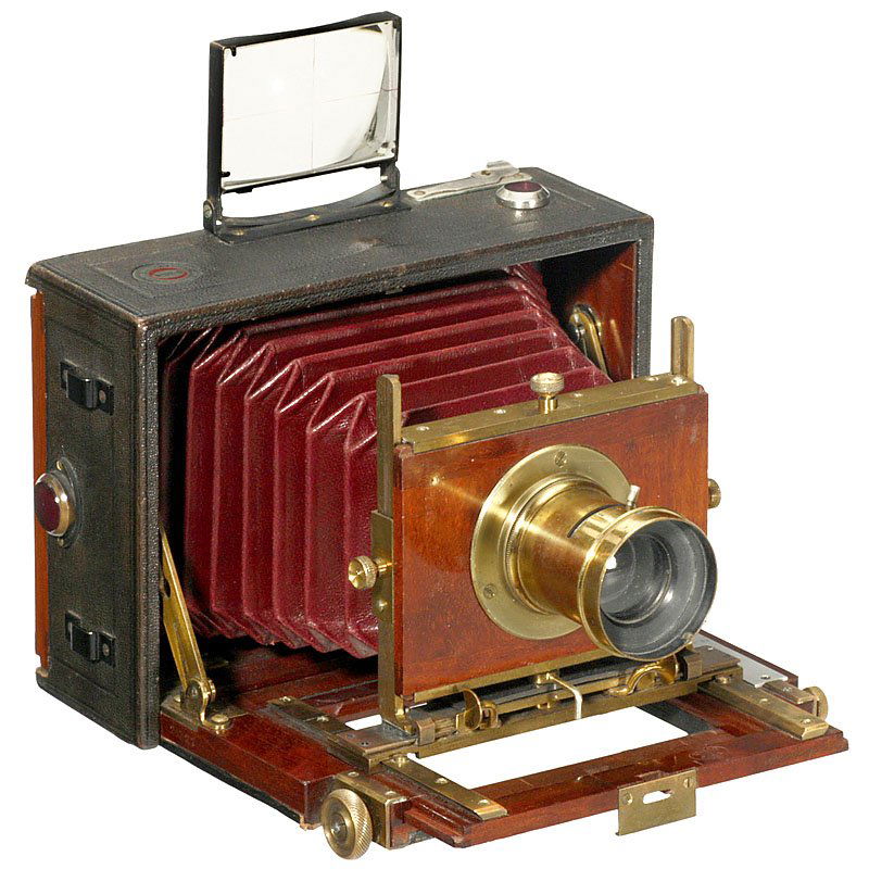 French Flat-Bed Camera by "Sumo, Paris", c. 1890: French Flat-Bed Camera by "Sumo, Paris", c. 1890 Manufacturer: Mackenstein (Suffize & Molitor), Paris. Plate size 9 x 12 cm, mahogany body (black leather covering), dark-red bellows, brass fittings. U